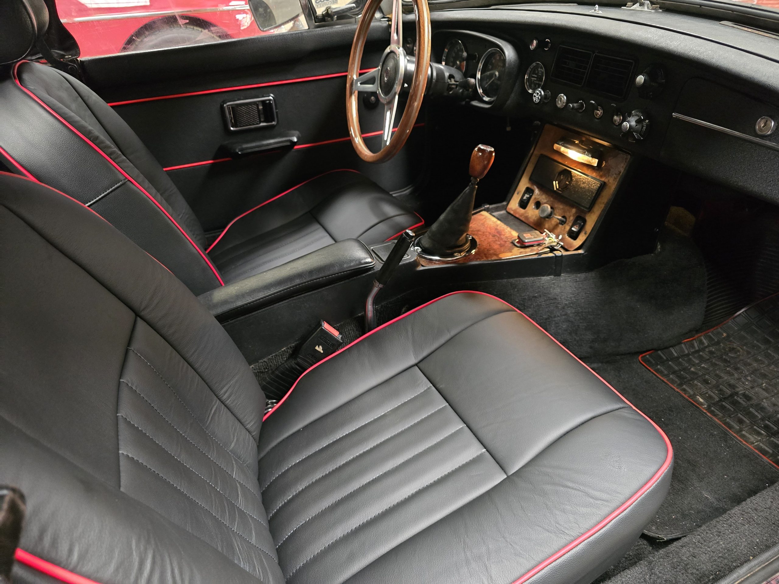14 Inch Black Leather Steering Wheel With Hub Adapter Kit For MG Midget (1978-79) & MGB (1977-80) – Springalex/Mountney